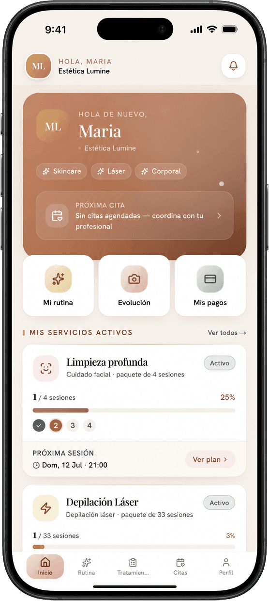 Portal del cliente en el celular: saludo personalizado, accesos a Mi rutina, Evolución y Mis pagos, y servicios activos con progreso de sesiones