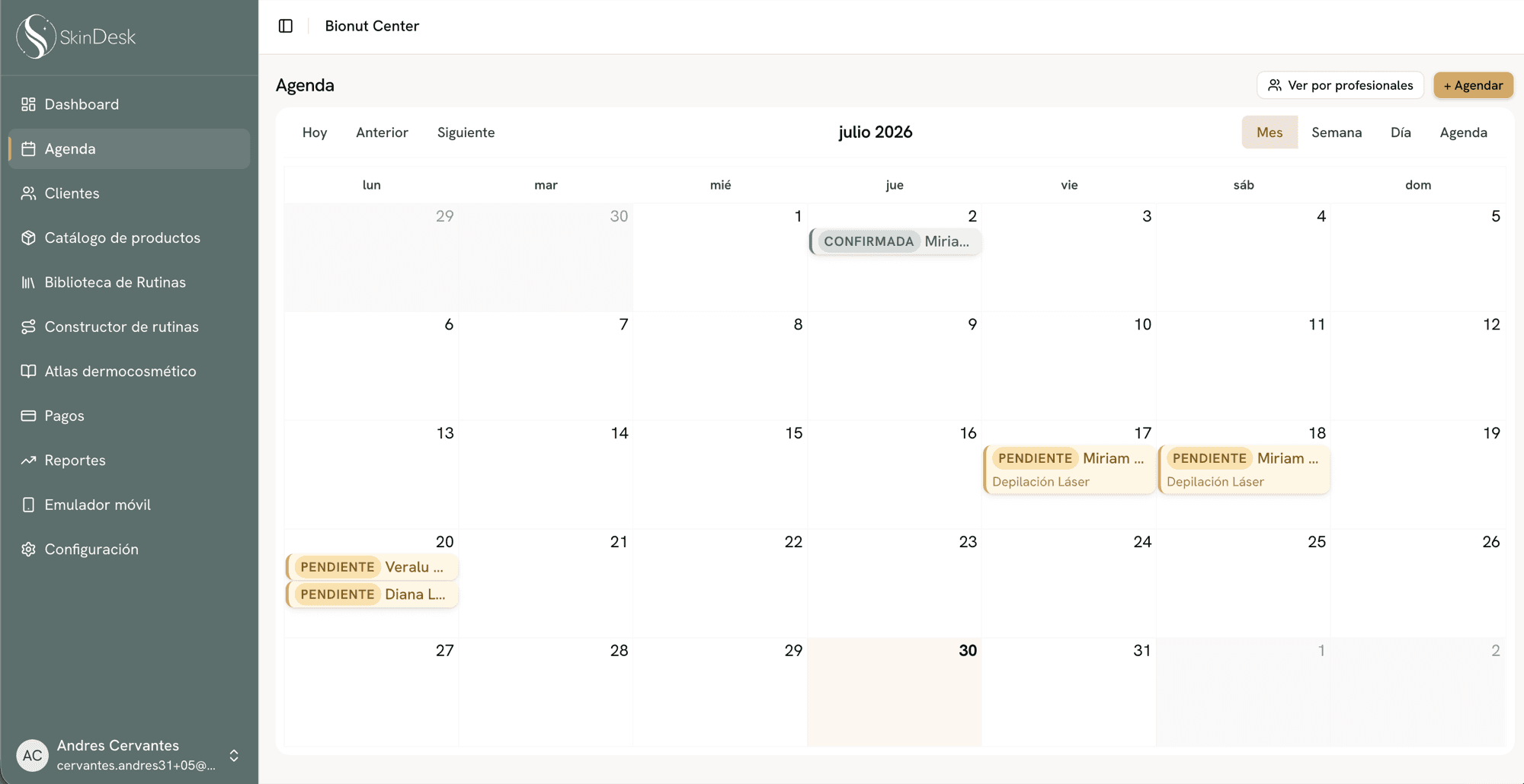 Agenda mensual de SkinDesk con citas confirmadas y pendientes por cliente y tipo de tratamiento