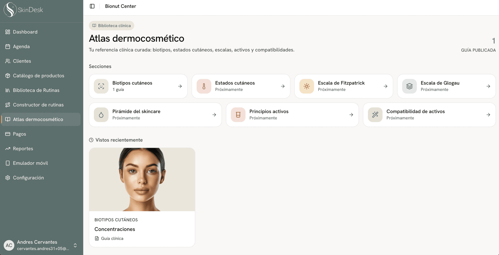 Atlas dermocosmético de SkinDesk: secciones de biotipos cutáneos, estados, escalas de Fitzpatrick y Glogau, pirámide del skincare y compatibilidad de activos